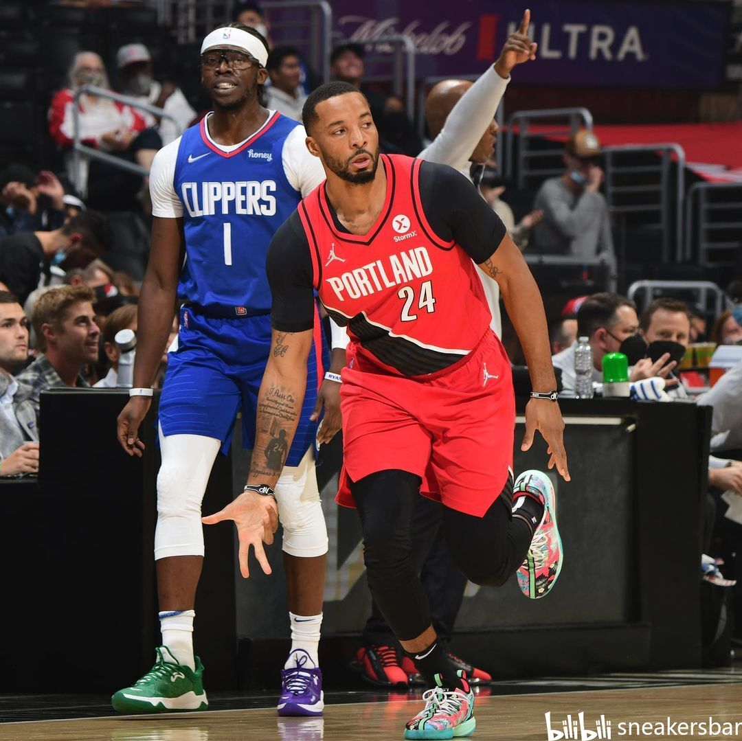 何在连续两 何在连续两