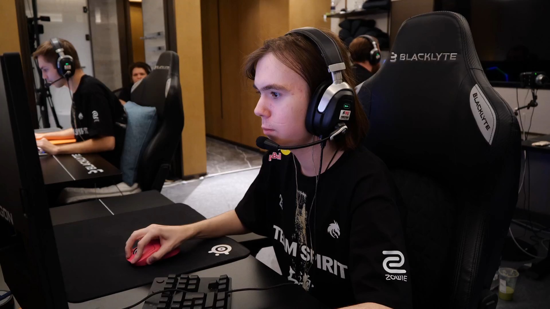 毫不犹豫地 毫不犹豫地